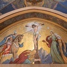 Mozaika w przedsionku kościoła wprowadza wiernych w klimat świątyni.