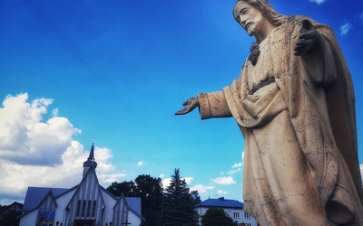 Figura Najświętszego Serca Pana Jezusa przed kościołem w Mokrzyskach. 