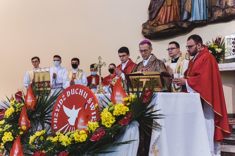 Dębica. Bierzmowanie w par. pw. Krzyża Świętego 