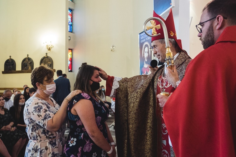 Dębica. Bierzmowanie w par. pw. Krzyża Świętego 