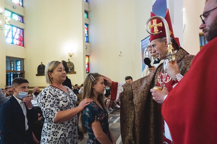 Dębica. Bierzmowanie w par. pw. Krzyża Świętego 