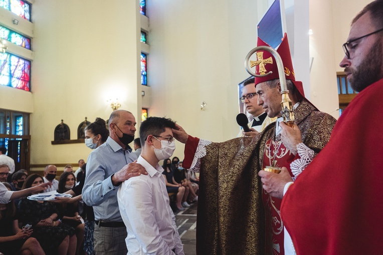 Dębica. Bierzmowanie w par. pw. Krzyża Świętego 