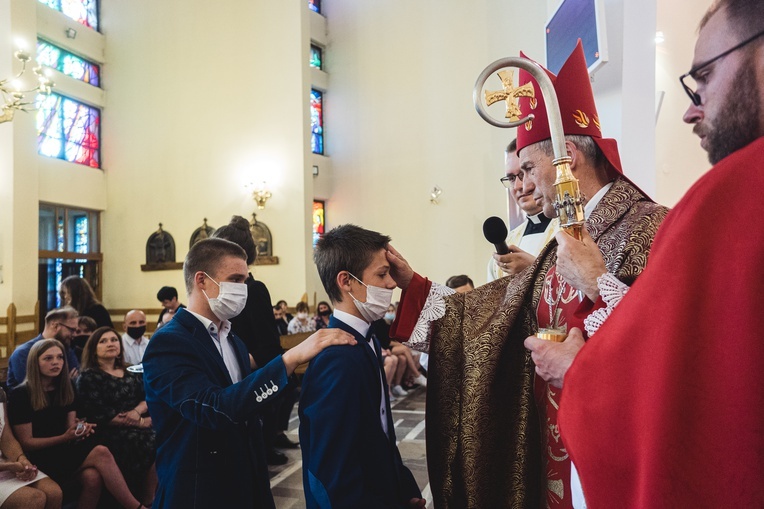 Dębica. Bierzmowanie w par. pw. Krzyża Świętego 