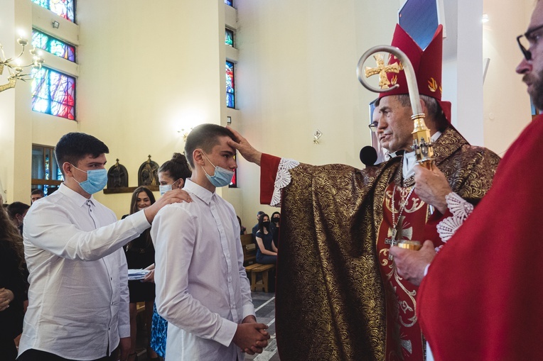 Dębica. Bierzmowanie w par. pw. Krzyża Świętego 