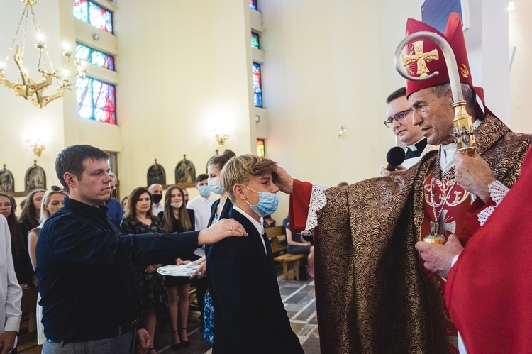 Dębica. Bierzmowanie w par. pw. Krzyża Świętego 