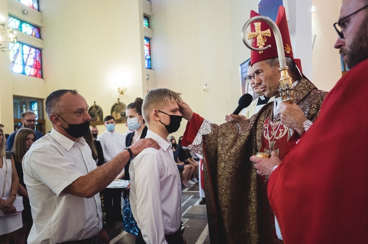 Dębica. Bierzmowanie w par. pw. Krzyża Świętego 