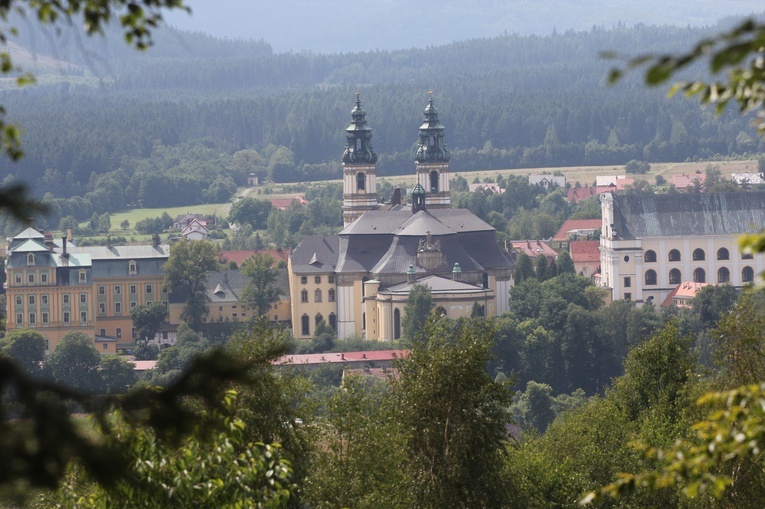 Krzeszów. Strefa kibica w sanktuarium 