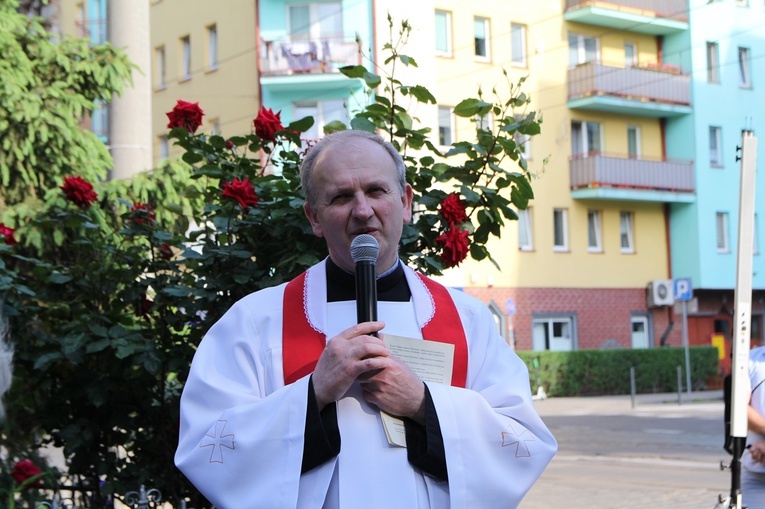 Błogosławieństwo krzyża przy ul. Szczytnickiej we Wrocławiu