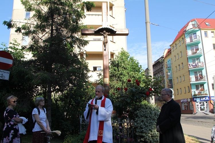 Błogosławieństwo krzyża przy ul. Szczytnickiej we Wrocławiu