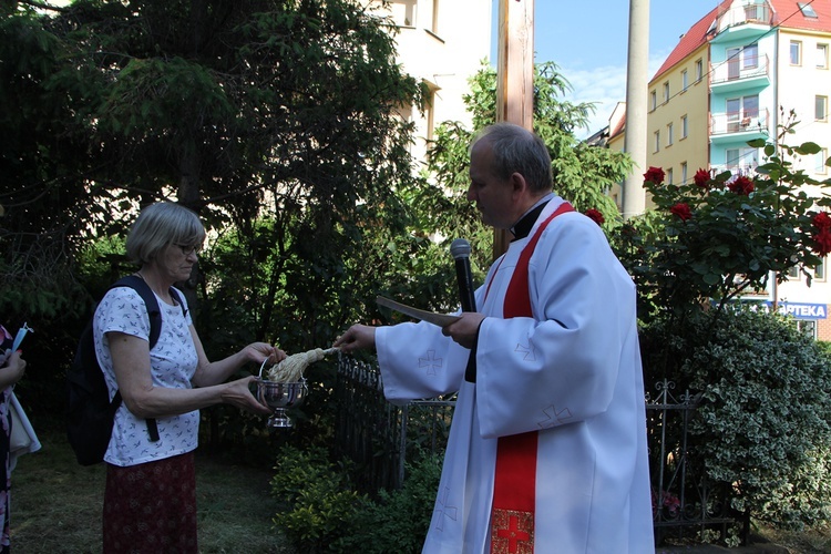 Błogosławieństwo krzyża przy ul. Szczytnickiej we Wrocławiu