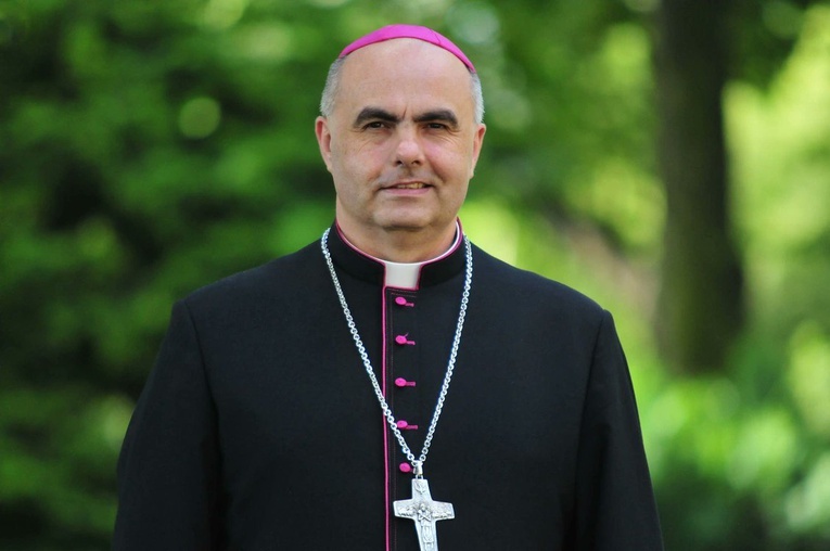 Biskup Adam jest obecnie najmłodszym polskim biskupem. 