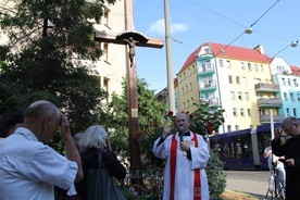 Mówi o Bożej miłości. Błogosławieństwo krzyża przy ul. Szczytnickiej we Wrocławiu