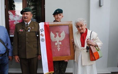 Maria Rehorowska obok orła, który przekazała dla RDK.