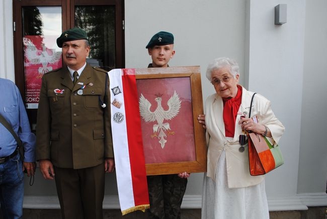 Maria Rehorowska obok orła, który przekazała dla RDK.