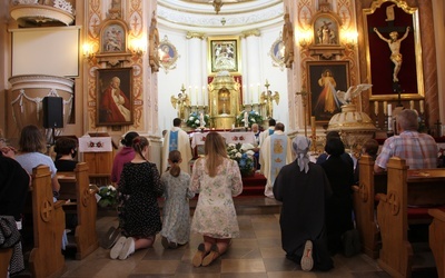 Centralnym punktem spotkania była Eucharystia. Od września w parafii w Suserzu każda Msza kończy się dziesiątką Różańca.