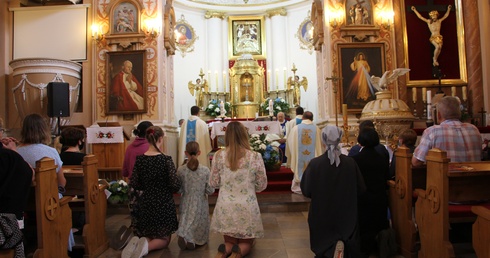 Centralnym punktem spotkania była Eucharystia. Od września w parafii w Suserzu każda Msza kończy się dziesiątką Różańca.