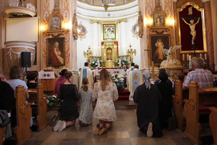 Centralnym punktem spotkania była Eucharystia. Od września w parafii w Suserzu każda Msza kończy się dziesiątką Różańca.