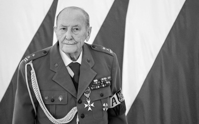 Ppłk Marian Pawełczak w maju skończył 98 lat. 