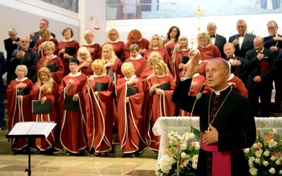 Na zakończenie koncertu, po Apelu Jasnogórskim, błogosławieństwa udzielił bp Marek Solarczyk.