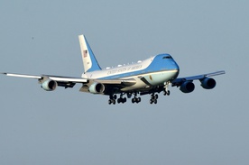 Air Force One nadlatuje