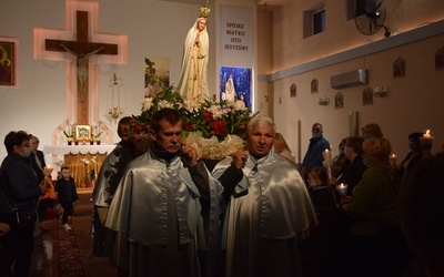 Wierni po modlitwie różańcowej uczestniczyli w procesji światła z figurą Maryi.