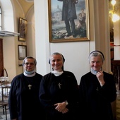Siostry przy portrecie swojego założyciela bł. Edmunda Bojanowskiego, znajdującego się w skoczowskim kościele Świętych Apostołów Piotra i Pawła w Skoczowie.