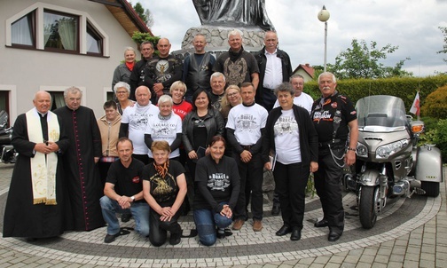 Motocykliści z Grodkowa w Kalnej - z księżmi Kazimierzem Hanzlikiem i Teodorem Suchoniem.