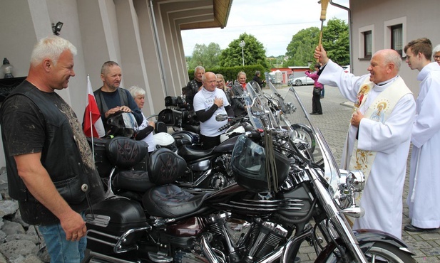 W dniu odpustu ku czci św. Antoniego, ks. Kazimierz Hanzlik pobłogosławił motocyklistów z Grodkowa i ich maszyny.