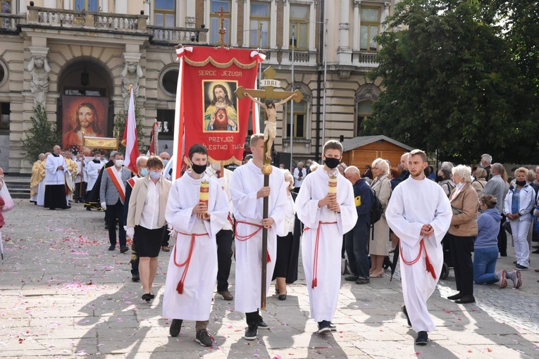 W procesji z rynku do kościoła pw. Ducha Świętego.