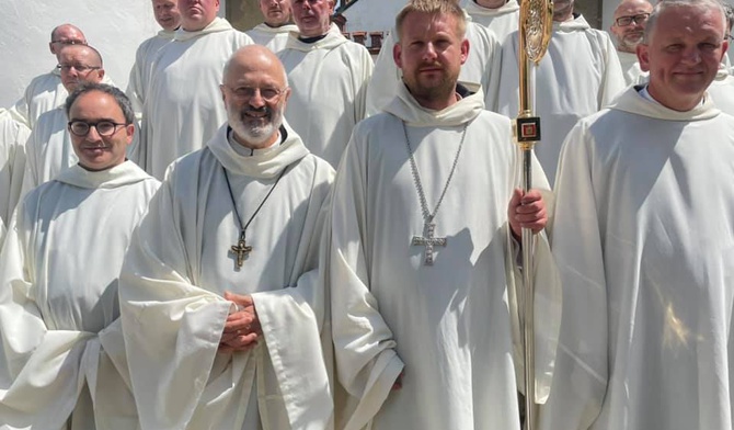 Nowy opat w środku, z lewej opat generalny Mauro-Giuseppe Lepori, z prawej ustępujący opat o. Dominik Chucher.