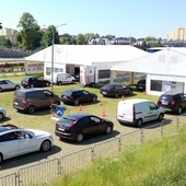 Powszechny punkt szczepień DRIVE THRU w Radomiu działa od połowy maja. Znajduje się na parkingu przy ul. Dębowej.