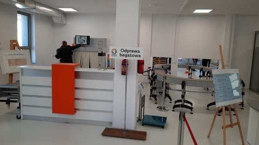 Zamieniony w lotniskową halę odpraw budynek Centrum Kształcenia Zawodowego w Sosnowcu
