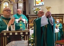 	Ks. proboszcz Józef Oleszko przyjął relikwie bł. Michała  i bł. Zbigniewa z rąk o. Jacka Lisowskiego.