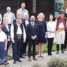 	Goście konferencji w herbarium otaczającym „Przytulię” w Brennej.