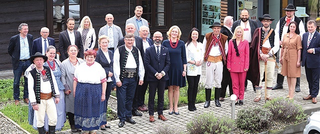 	Goście konferencji w herbarium otaczającym „Przytulię” w Brennej.