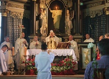 	W koncelebrze Mszy św. byli księża z dekanatu i zaproszeni kapłani.