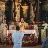 	W koncelebrze Mszy św. byli księża z dekanatu i zaproszeni kapłani.