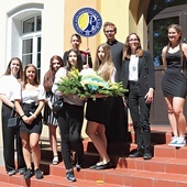 Delegacja szkoły udała się na Stare Miasto, aby złożyć kwiaty pod pomnikiem patrona. 