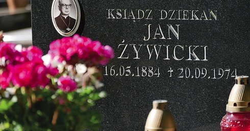Ks. Jan Żywicki po przybyciu do Gdańska odpowiadał za odbudowę kilku kościołów zniszczonych podczas II wojny światowej.