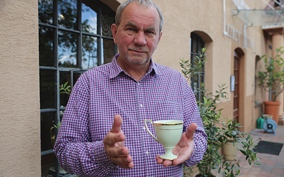 Adam Spała prezentuje nową odmianę ceramiki.