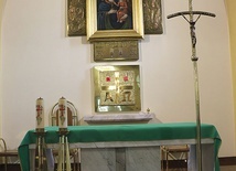Ołtarz główny, w którym umieszczony jest wizerunek Matki Bożej, prawdopodobnie najstarszy z eksponowanych w Katowicach.