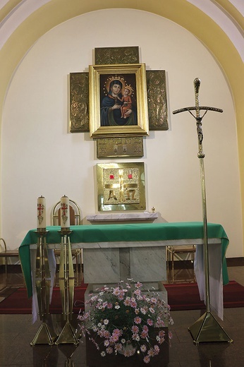 Ołtarz główny, w którym umieszczony jest wizerunek Matki Bożej, prawdopodobnie najstarszy z eksponowanych w Katowicach.
