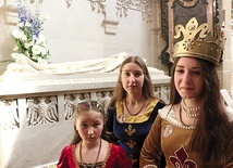 Przy sarkofagu patronki szkoły modliła się Agata z III LO w Inowrocławiu, ubrana w strój królewski. Towarzyszyły jej „dwórki” Dorota i Ola.