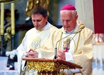 Biskup senior wraz z ks. Rakoczym w czasie Mszy Świętej.