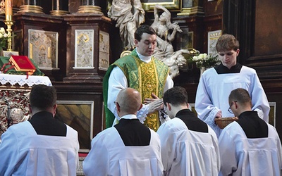 Uczestnicy liturgii otrzymali specjalne prymicyjne błogosławieństwo. 