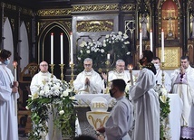 Eucharystia w strzegomskiej bazylice, którą koncelebrowało trzech biskupów i kilkudziesięciu kapłanów.