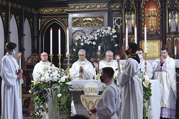 Eucharystia w strzegomskiej bazylice, którą koncelebrowało trzech biskupów i kilkudziesięciu kapłanów.