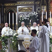 Eucharystia w strzegomskiej bazylice, którą koncelebrowało trzech biskupów i kilkudziesięciu kapłanów.