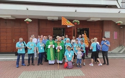 Dwutygodniowa wędrówka rozpoczęła się od Eucharystii i błogosławieństwa na drogę.