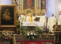 We Mszy św. koncelebrowanej wzięli udział franciszkanie oraz kapłani z pobliskich świątyń. 
